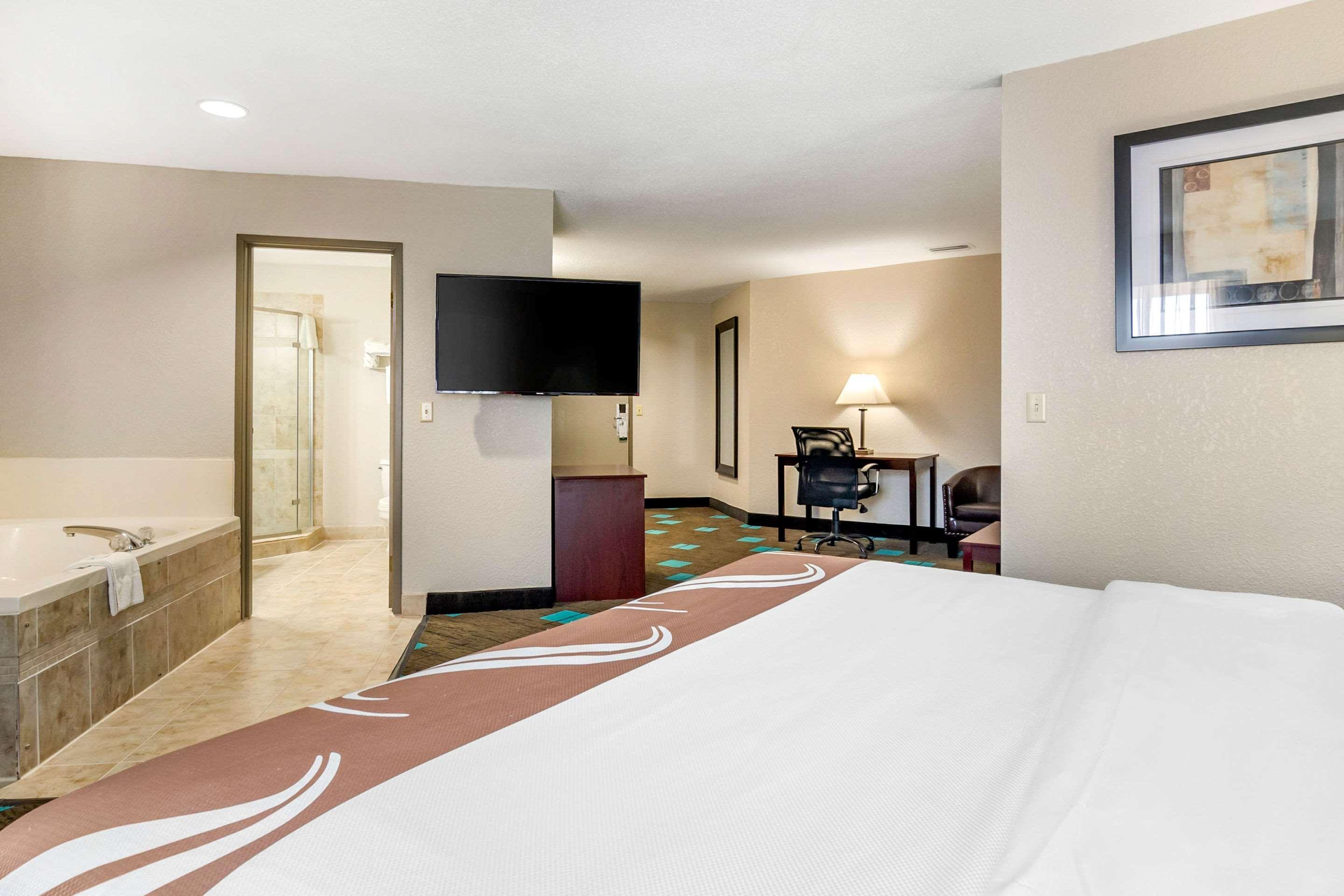 Quality Suites Kansas City International Airport Dış mekan fotoğraf