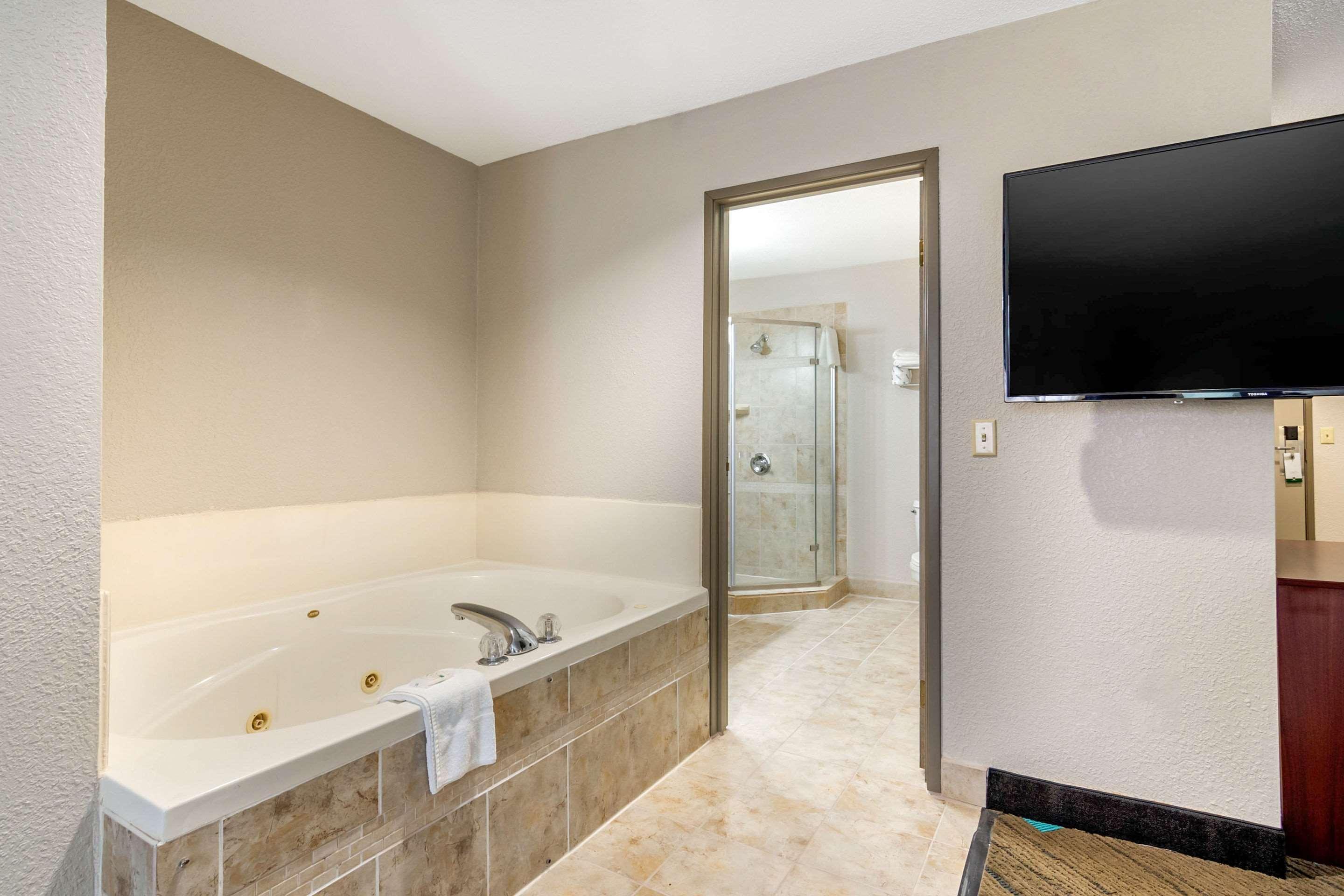 Quality Suites Kansas City International Airport Dış mekan fotoğraf
