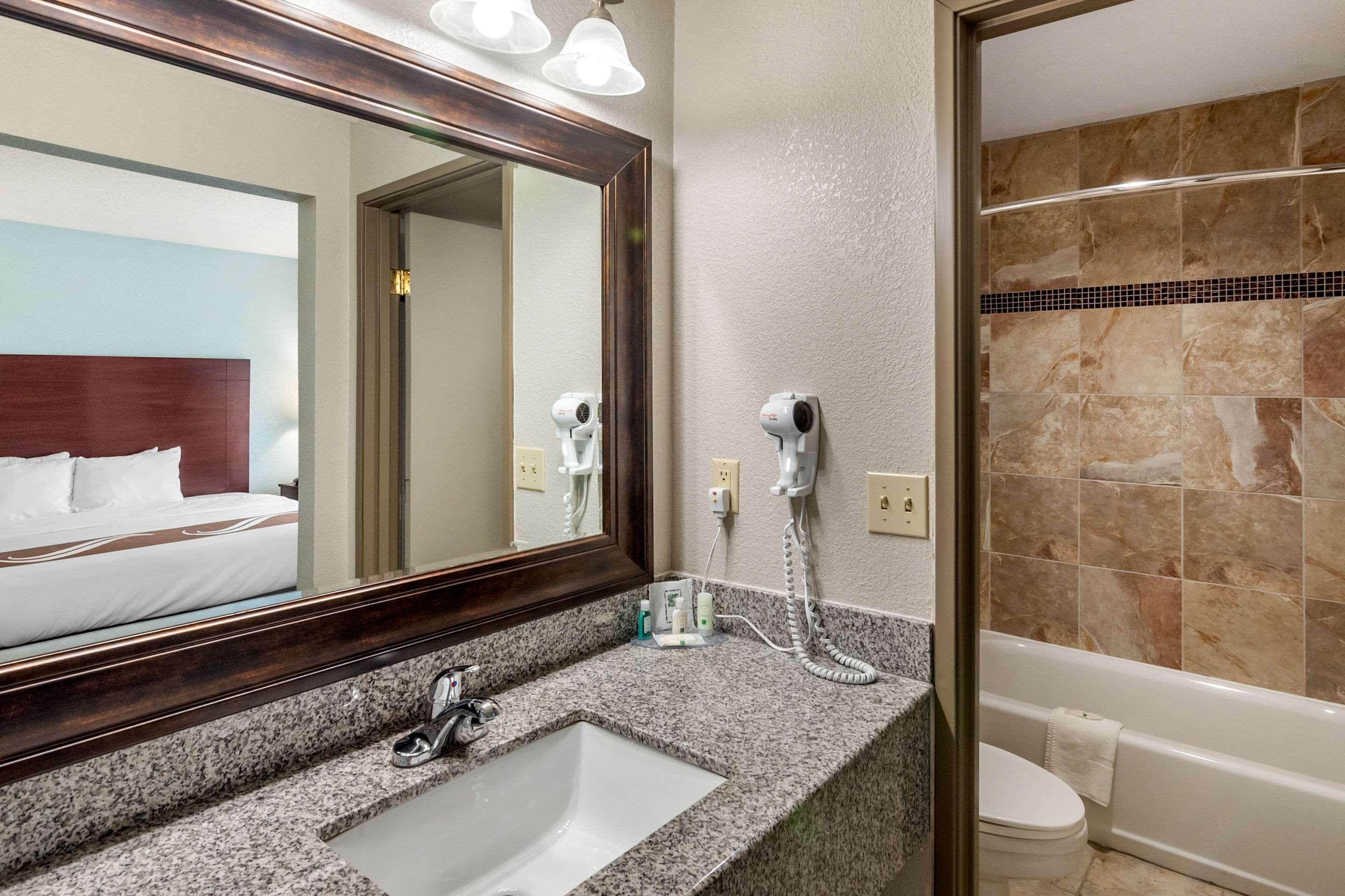 Quality Suites Kansas City International Airport Dış mekan fotoğraf